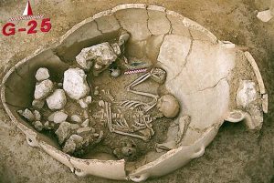 -5500 г. до н.э. Люди хоронили умерших отдельно от жилищ в пифосах
