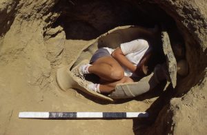-5500 г. до н.э. Люди хоронили умерших отдельно от жилищ в пифосах