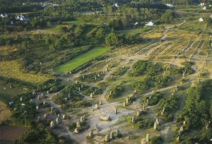-4500 г. до н.э. Люди возвели огромный комплекс из нескольких тысяч мегалитов