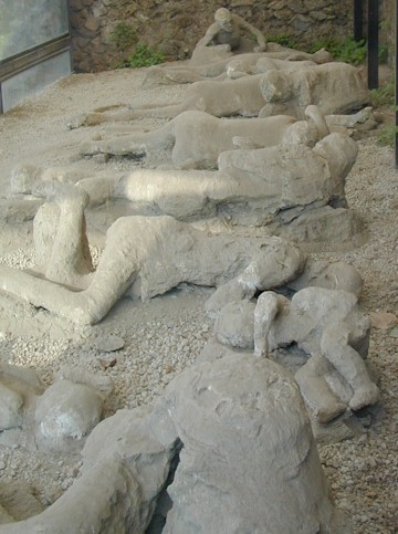 79 г. Вулкан Везувий извергся, уничтожив Помпеи и другие римские города