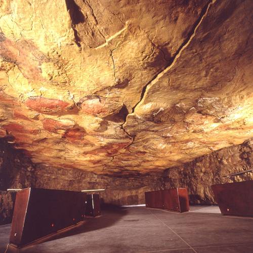 -15 000 г. до н.э. Кроманьонец рисовал животных на стенах пещеры