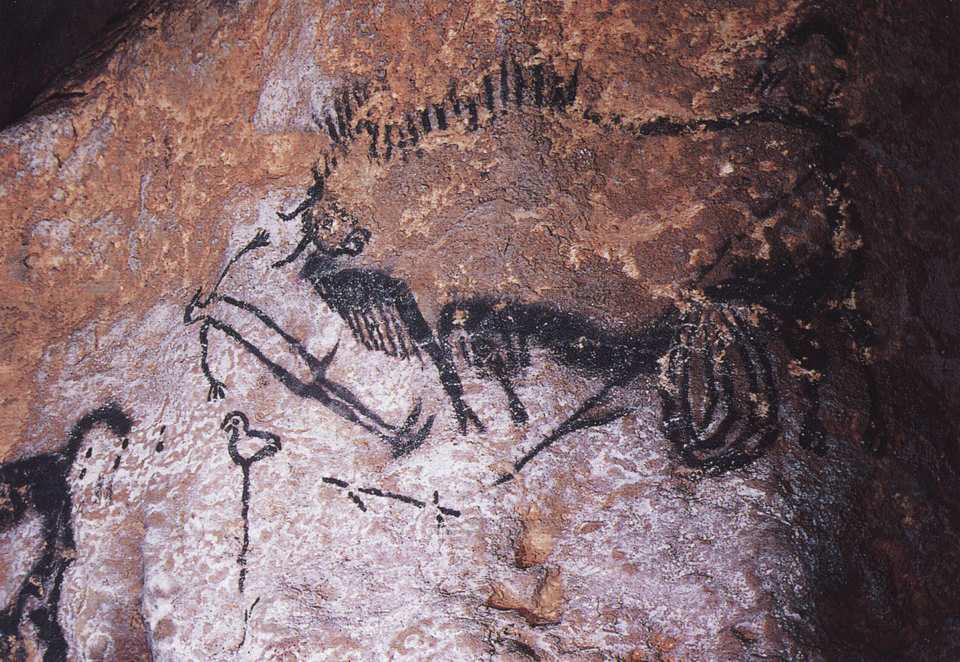 -18 000 г. до н.э. Кроманьонец рисовал животных и культовые изображения в тяжело доступной пещере Ласко (Франция)
