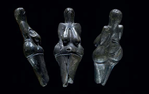 -30 000 г. до н.э. Кроманьонец владел женской головой из бивня мамонта и обожженной глиняной палеолитической венерой