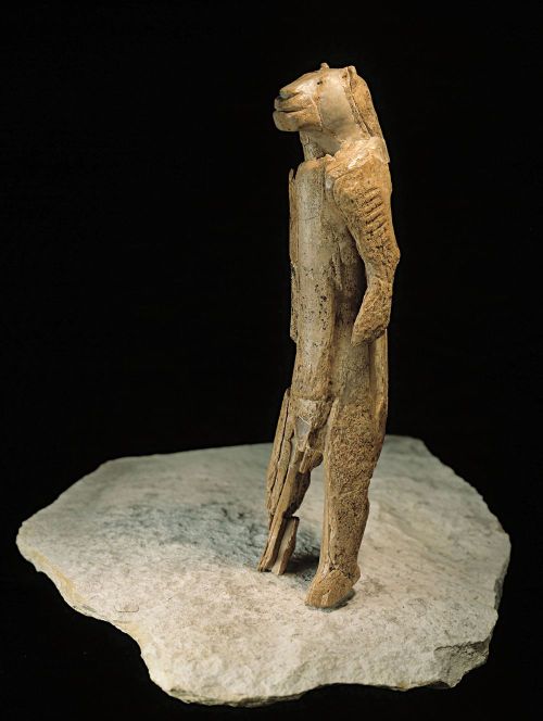 -33 000 г. до н.э. Человек владел самой древней их обнаруженных ныне палеолитических венер и фигурой Человекольва