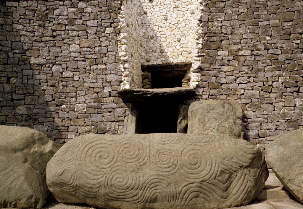 -2500 г. до н.э. Люди строят коридорную гробницу Ньюгрейндж для религиозного поклонения