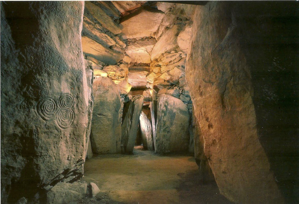 -2500 г. до н.э. Люди строят коридорную гробницу Ньюгрейндж для религиозного поклонения