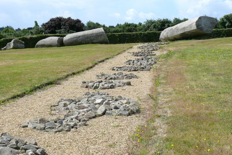 -4700 г. до н.э. Люди воздвигли 20 метровый менгир близ Локмариакёр в Бретани