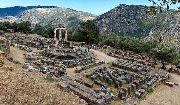 96 г. Плутарх, философ платоник, становится жрецом Храма Аполлона в Дельфах