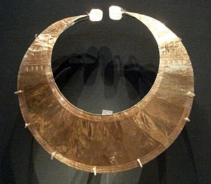 -2000 г. до н.э. Люди добывали золото и создавали золотые лунулы